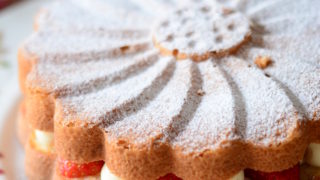 マルグリット型の苺とバナナのケーキ